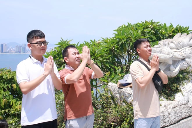 Đà Nẵng dịp lễ 30.4 - 1.5: Du khách ùn ùn đổ về các điểm du lịch- Ảnh 5.