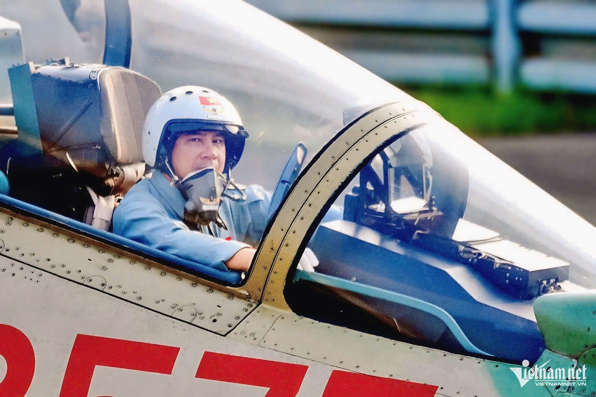 មេដឹកនាំក្រុម Su-30MK2 King Cobra បញ្ចេញអន្ទាក់កំដៅនៅលើមេឃនៃទីក្រុងហូជីមិញ