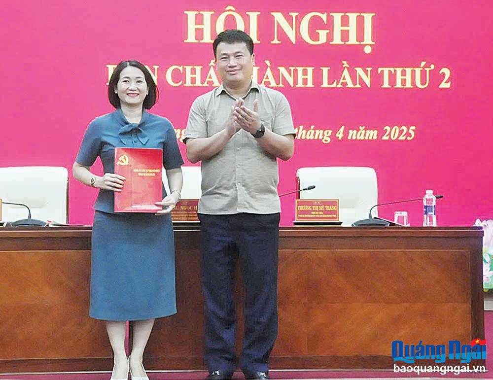 Phó Bí thư Thường trực Tỉnh ủy, Trưởng đoàn ĐBQH tỉnh, Bí thư Đảng ủy các cơ quan Đảng tỉnh Đặng Ngọc Huy trao quyết định của Ban Thường vụ Tỉnh ủy chỉ định bổ sung ủy viên Ban Chấp hành Đảng bộ các cơ quan Đảng tỉnh cho 
Chủ tịch Liên đoàn Lao động tỉnh Nguyễn Thị Ánh Lan.
 Ảnh: XUÂN THIÊN