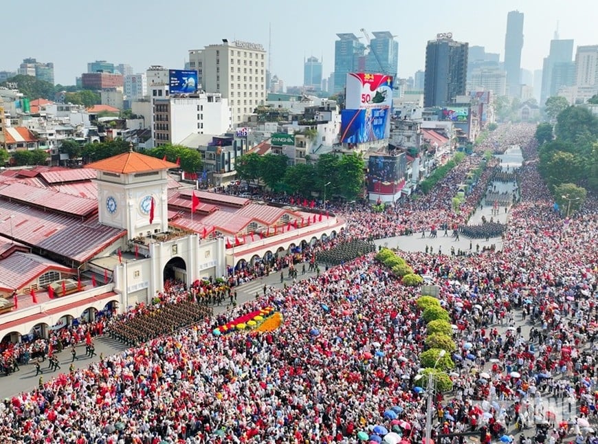 Khu vực chợ Bến Thành, đường Lê Lợi, Nguyễn Huệ, bến Bạch Đằng... có hàng trăm nghìn người dân đứng hai bên đường chờ đón đoàn diễu binh, diễu hành. 