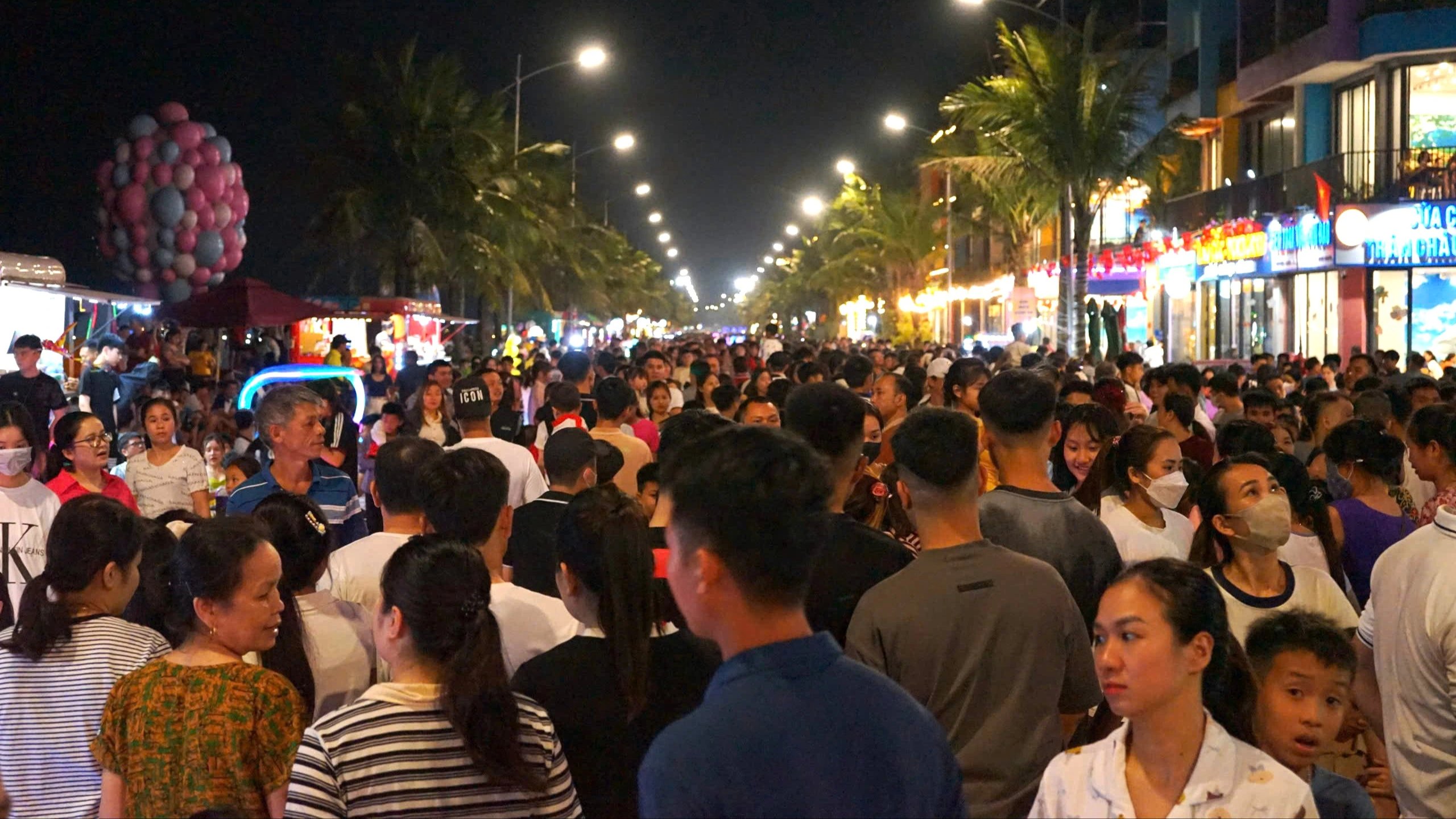 Sầm Sơn 'thất thủ' trong kỳ nghỉ lễ 30.4 - 1.5- Ảnh 8.