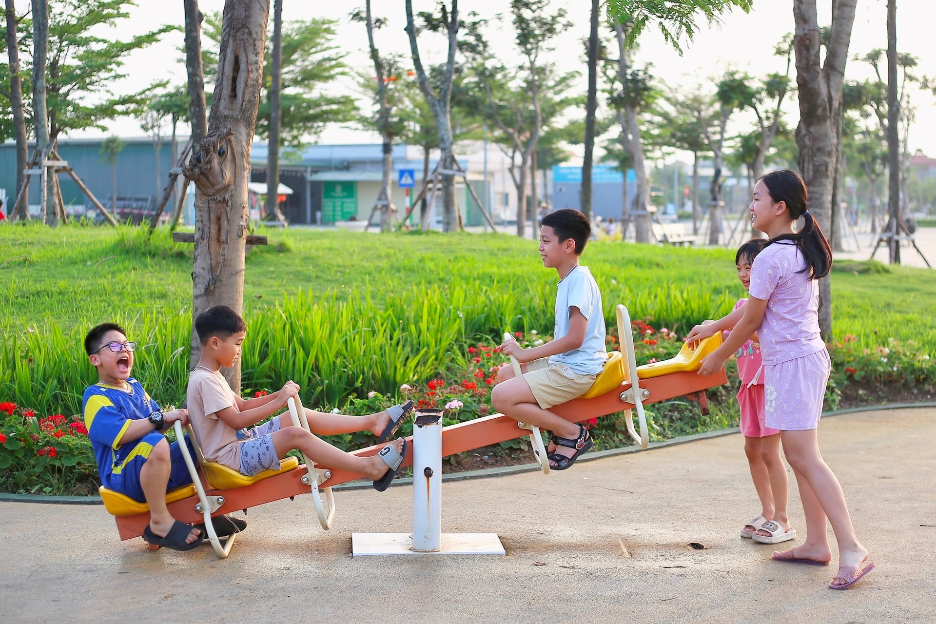 Bustling entertainment spots in Hai Duong on the first day of the holiday