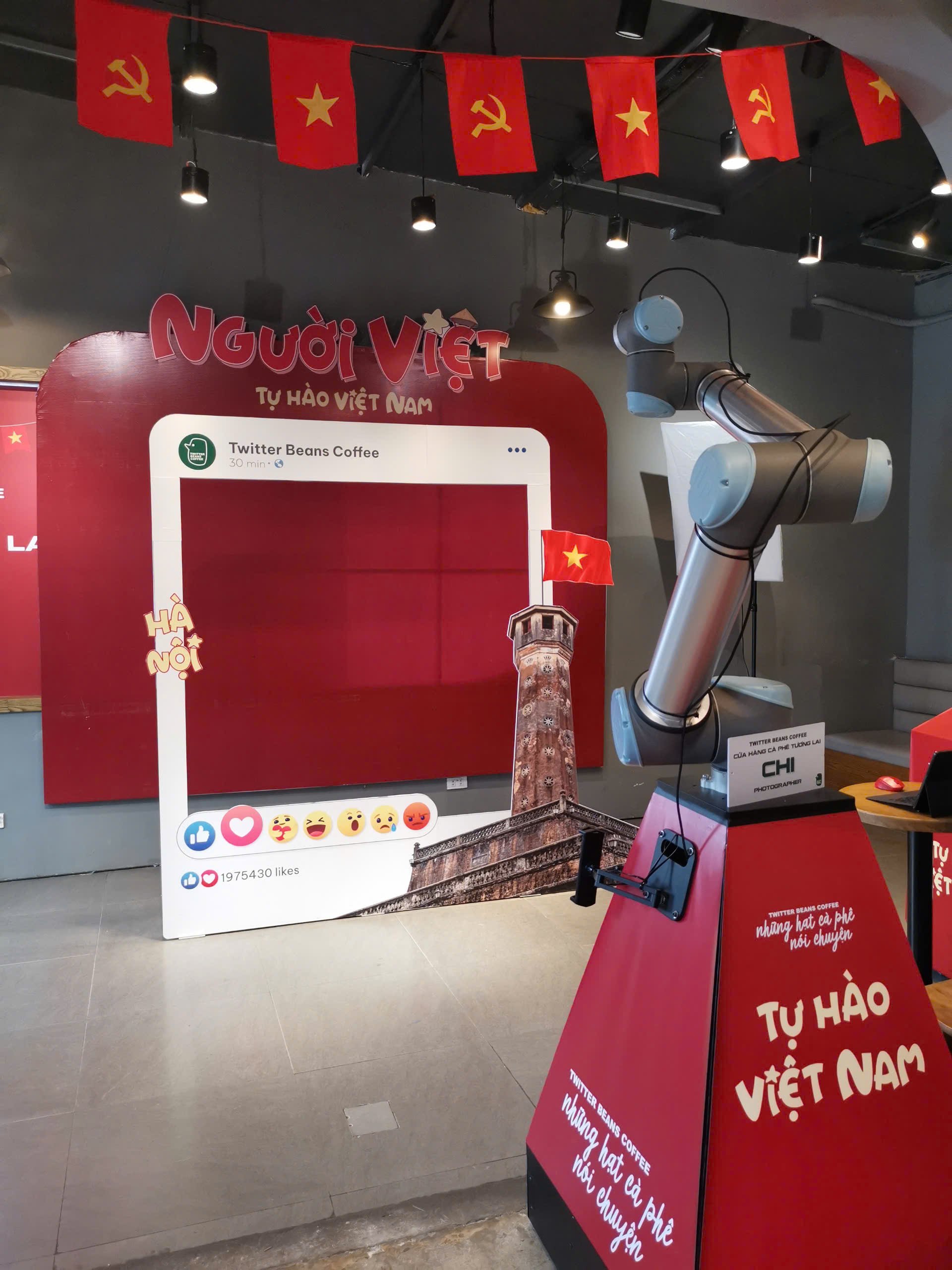Thích thú với 4 robot tên Bảo, Tú, Chi, Thư phục vụ ở quán cà phê - Ảnh 3.