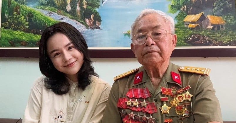 Nữ ca sĩ nổi tiếng tiết lộ mối tình đẹp của người cha Đại tá giữa thời chiến