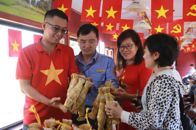 Ăn bánh ít, ngắm Tháp Đôi, cầu trăm tuổi trên chuyến tàu về đất võ- Ảnh 1.