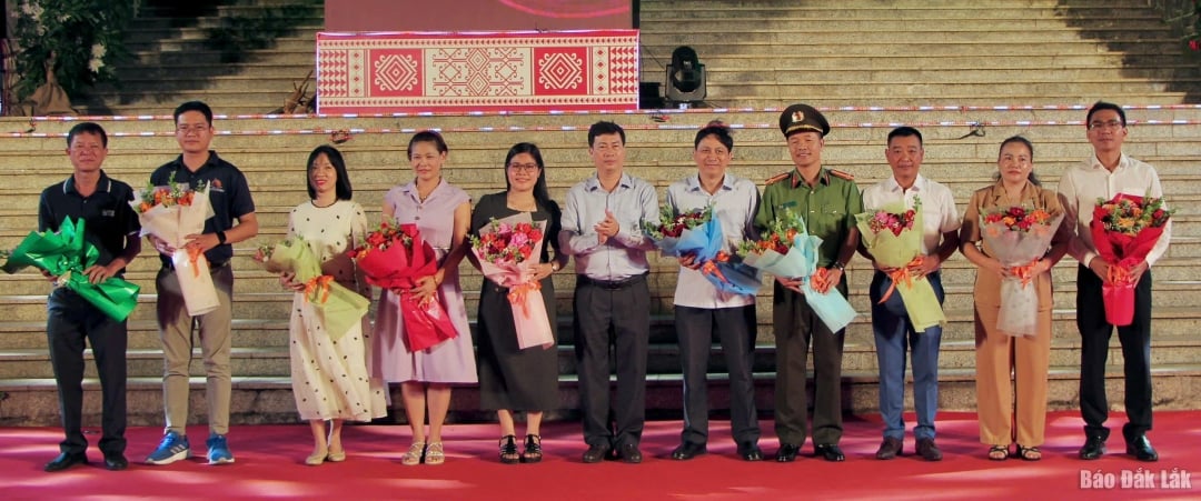 tặng hoa cho các đơn vị.