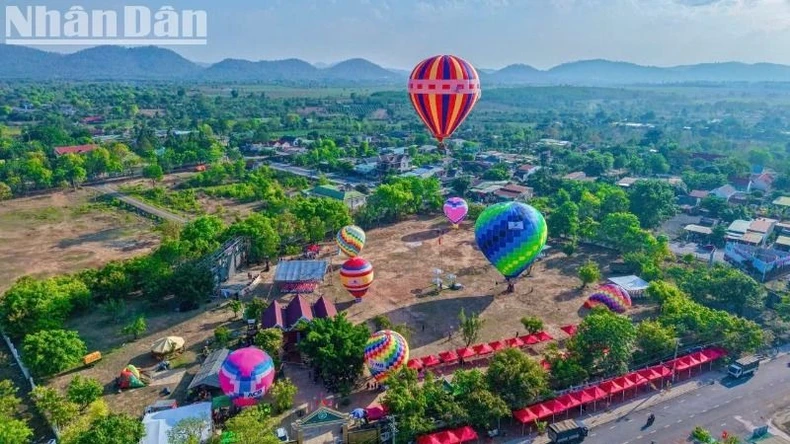 Menschen und Touristen sind begierig darauf, Heißluftballons in Dak Lak zu erleben. Foto 4