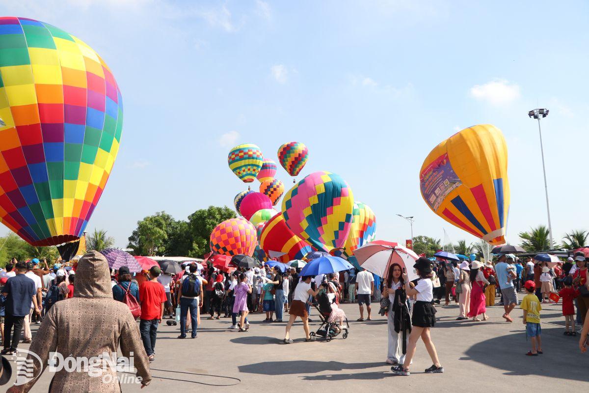 Hot Air Balloon Festival ទាក់ទាញអ្នកទស្សនារាប់ម៉ឺននាក់ និងទទួលបានបទពិសោធន៍ដោយឥតគិតថ្លៃ។ រូបថត៖ ង៉ុក លៀន