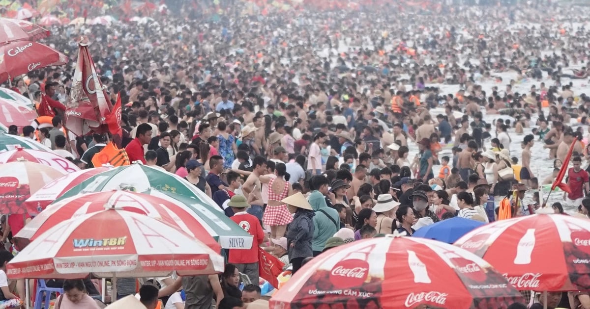 Sam Son 'falls' during the April 30 - May 1 holiday