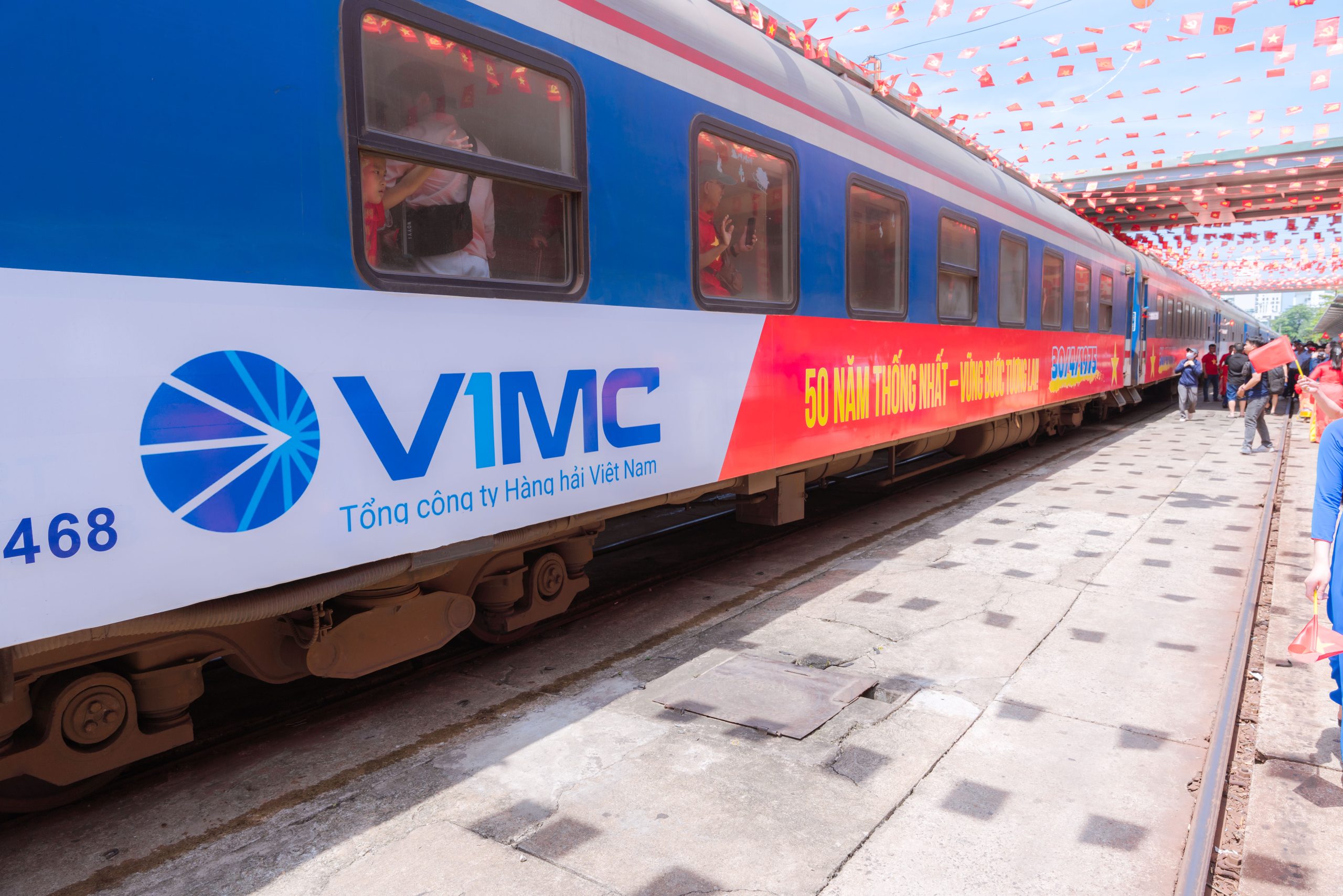 VIMC đồng hành cùng Đoàn tàu Thống Nhất kỷ niệm 50 năm thống nhất đất nước - Tổng công ty Hàng hải Việt Nam-VIMC