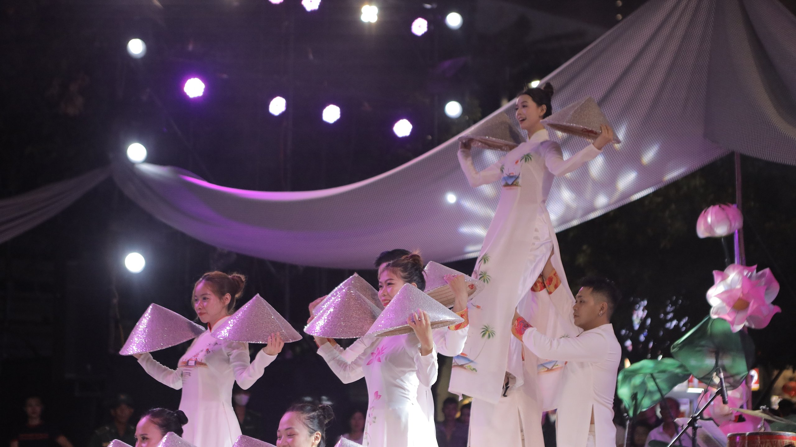 Cẩm Ly, Phương Mỹ Chi hát dân ca giữa hàng chục ngàn khán giả- Ảnh 8.