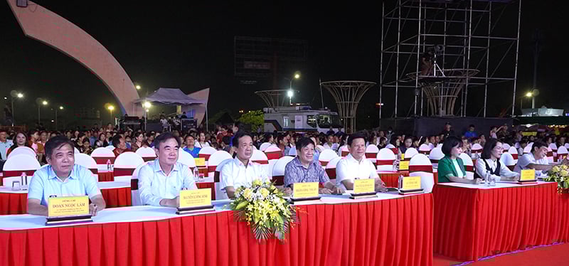 Các đại biểu dự chương trình. 