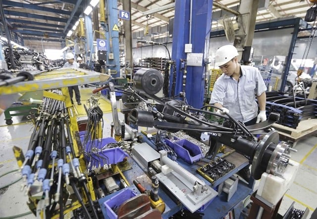 Sản xuất ô tô du lịch tại nhà máy lắp ráp ô tô Ford Hải Dương. (Ảnh: Báo Tin tức)