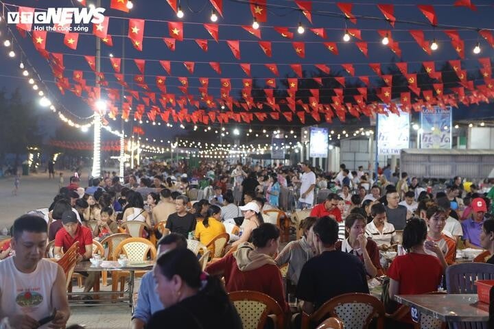 Các nhà hàng, quán ăn ở khu vực bãi biển Thuận An - Phú Thuận (TP Huế) đều không có bàn trống.