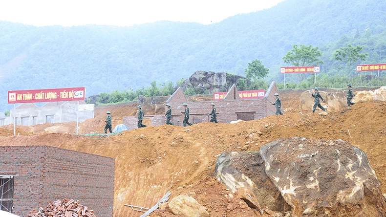 [Photo] Soldiers and workers help people build houses photo 1