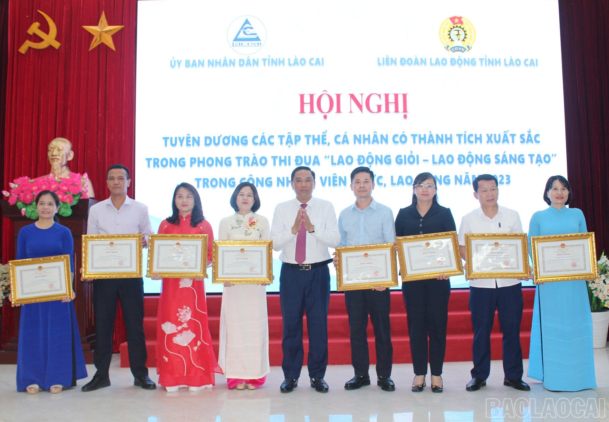 baolaocai-br_tang-bang-khen-cua-chu-tich-ubnd-tinh-cho-cac-tap-the-ca-nhan-co-thanh-tich-xuat-sac-trong-phong-trao-thi-dua-lao-dong-gioi-lao-dong-sang-tao.jpg