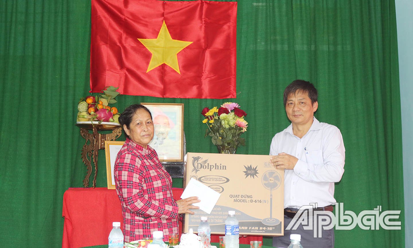 គណៈកម្មាធិការ​កិច្ចការ​ផ្ទៃក្នុង​គណបក្ស​ខេត្ត ជូន​អំណោយ​ដល់​គ្រួសារ។