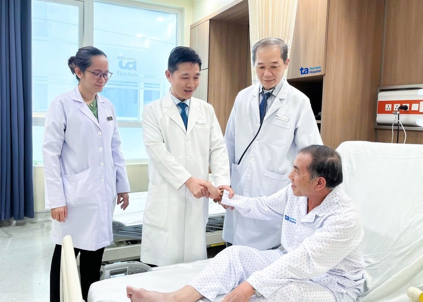 ThS.BS.CKI Lê Thị Ngọc Hằng, TS.BS Nguyễn Anh Dũng, BS.CKII Trần Công Quyền (từ trái sang) chúc mừng một người bệnh khỏe mạnh xuất viện sau 5 ngày phẫu thuật cắt u phổi bằng Robot Da Vinci Xi. Ảnh: BVĐK Tâm Anh