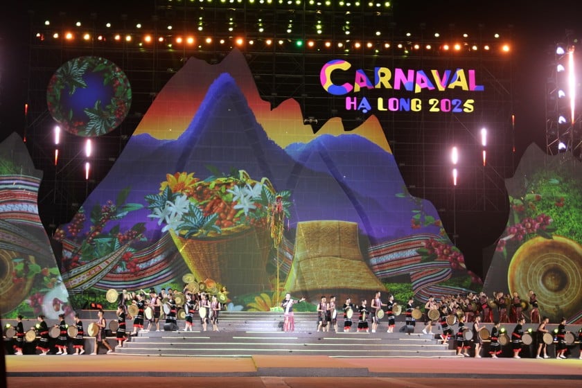 Ủy viên Bộ Chính trị Nguyễn Xuân Thắng dự Carnaval Hạ Long 2025 ảnh 10