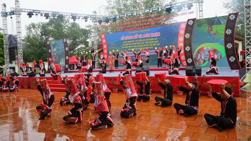 Sân khấu hóa lễ hội cấp sắc.