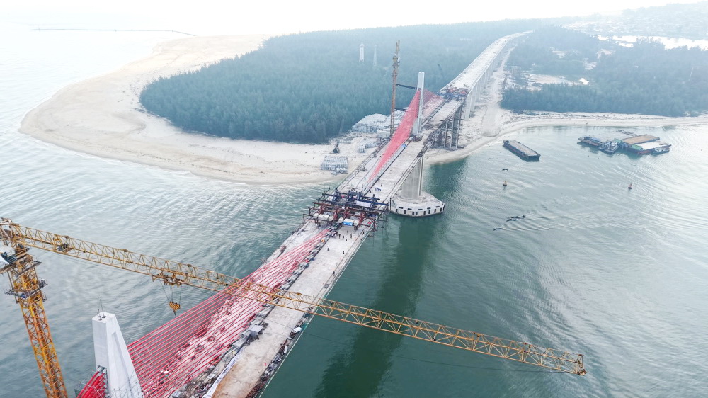 Le viaduc du port maritime de Thuan An fait partie du projet de route côtière de Hué