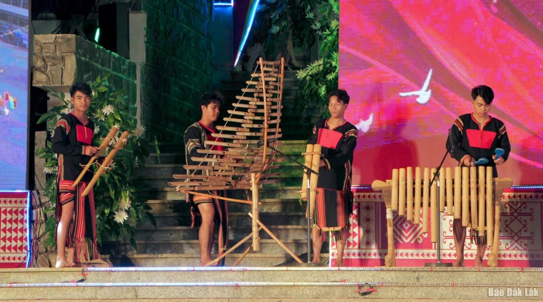 Tiết mục Hòa tấu nhạc cụ dân tộc do tốp nhạc cụ dân tộc Buôn K’mrơng A (xã Ea Tu, TP. Buôn Ma Thuột) biểu diễn.