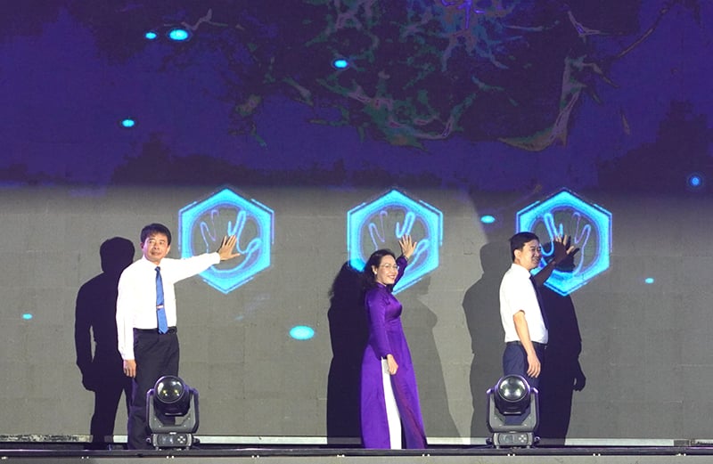các đồng chí lãnh đạo thành phố đã tiến hành nhấn nút khai mạc Tuần Văn hóa-du lịch Đồng Hới năm 2025.