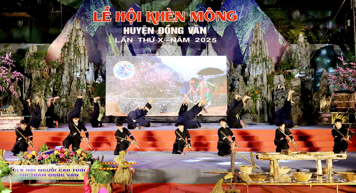 Điệu múa khèn ấn tượng.
