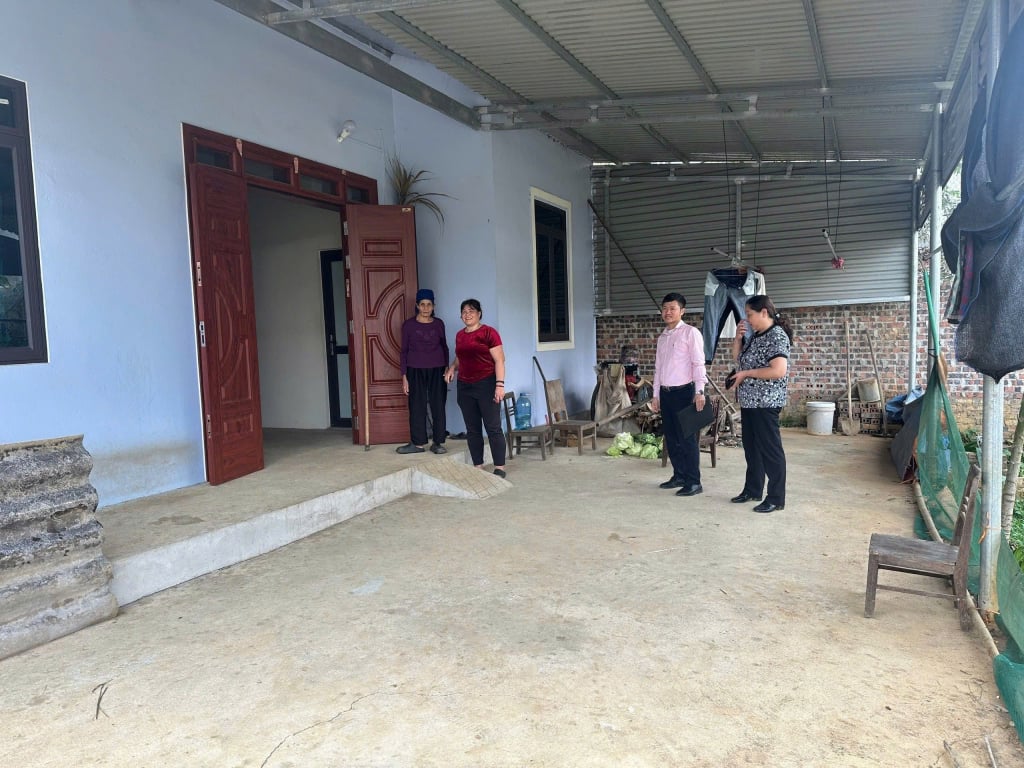 គ្រួសារលោកស្រី Truong Thi Le ទីក្រុង Nguyen Binh (Nguyen Binh) បានខ្ចីទុនតាមក្រិត្យលេខ ២៨ របស់រដ្ឋាភិបាល ដើម្បីរុះរើផ្ទះបណ្ដោះអាសន្ន និងរុះរើ។