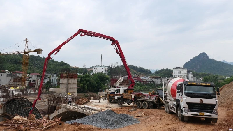 [Ảnh] Hà Giang: Nhiều công trình trọng điểm thi công xuyên kỳ nghỉ lễ