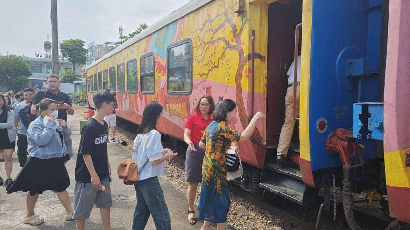 Đón những hành khách đầu tiên lên chuyến tàu trải nghiệm đặc biệt “Hành trình văn hóa - Về miền đất võ”