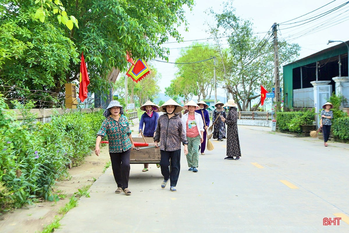 Từ nhà ở, đường sá, các công trình phúc lợi đều được các cấp hội, bà con nhân dân vệ sinh, chỉnh trang đều đặn, tạo môi trường sống xanh - sạch - đẹp.