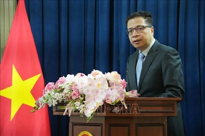 Cờ đỏ sao vàng sáng rực rỡ giữa Quảng trường Thời đại của Mỹ đúng ngày kỷ niệm 30/4