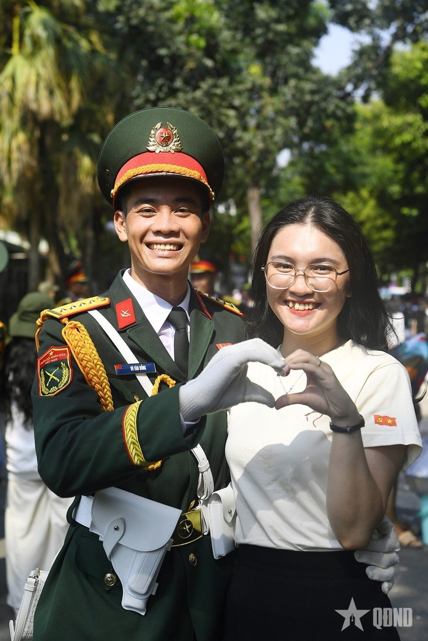  Đồng chí Võ Văn Đồng, Khối Sĩ quan Hậu cần-Kỹ thuật chia sẻ về niềm vui sau khi hoàn thành nhiệm vụ. 