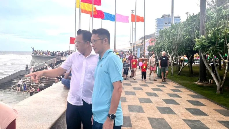 Du khách đổ về tắm biển Vũng Tàu đông kỷ lục ảnh 1