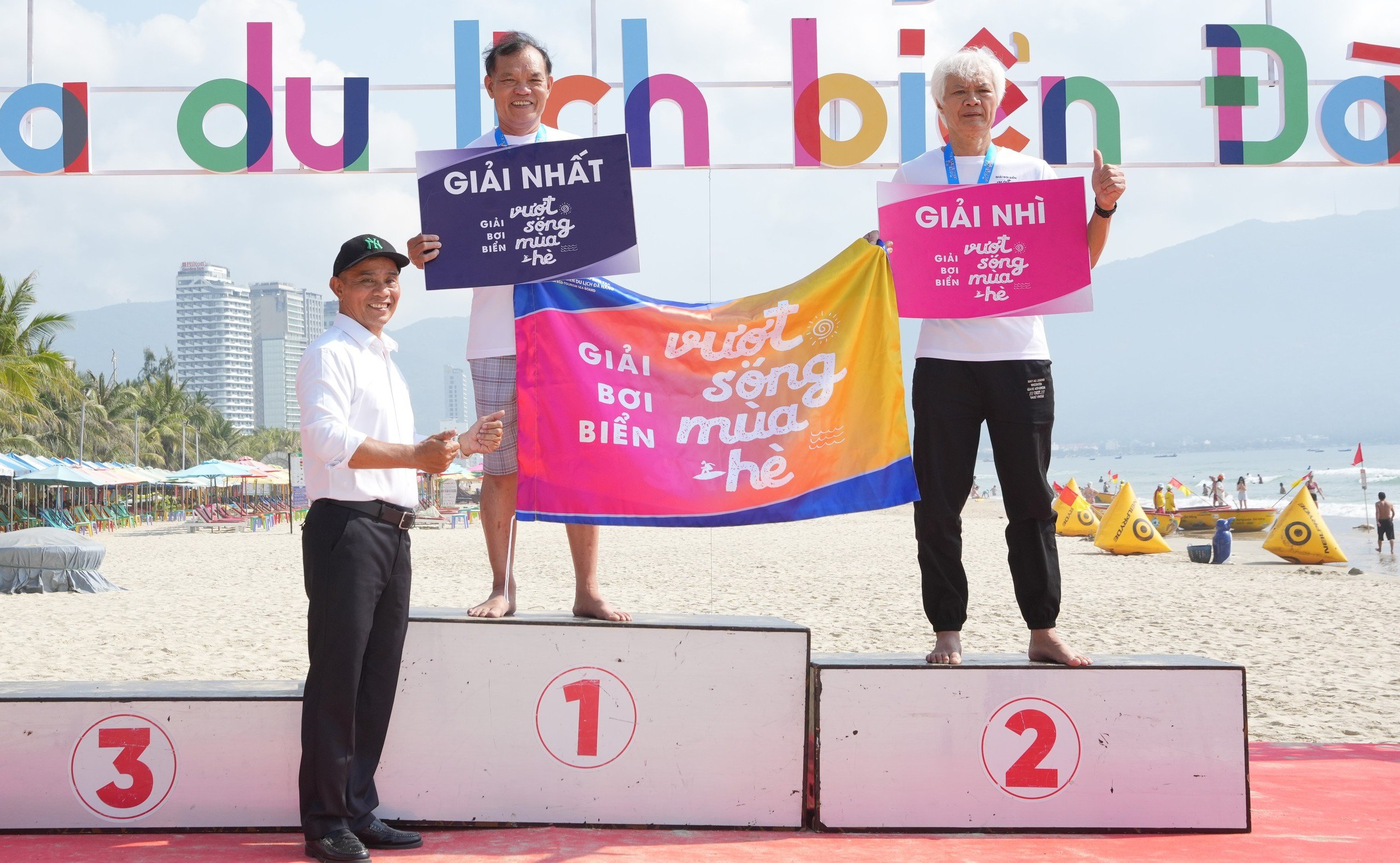 Kính nể kình ngư nữ hơn 70 tuổi băng băng về nhất thi bơi vượt biển Đà Nẵng- Ảnh 9.