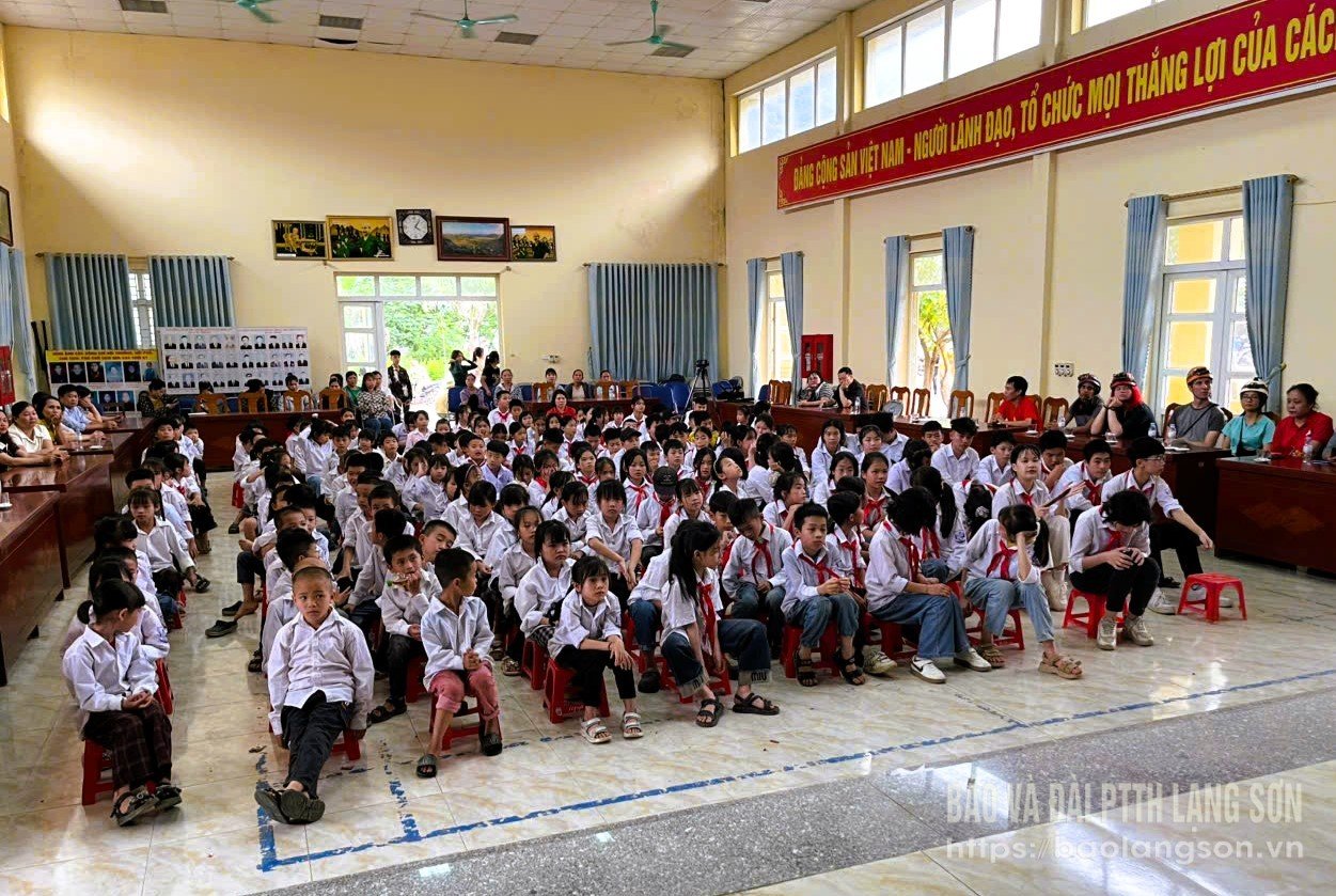 Học sinh Trường PTDTBT TH&THCS xã Mông Ân, huyện Bình gia tham gia chương trình 