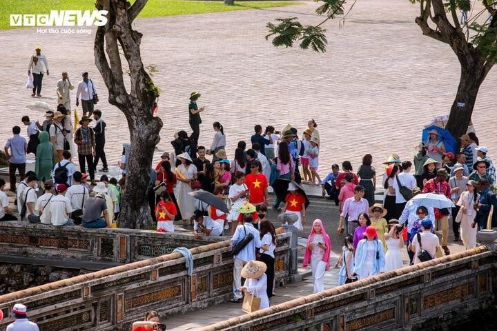 Tại TP Huế, trong 2 ngày đầu kỳ nghỉ lễ 30/4 - 1/5, các điểm đến thuộc Quần thể di tích Cố đô Huế luôn có rất đông khách tham quan dù thời tiết nắng nóng.