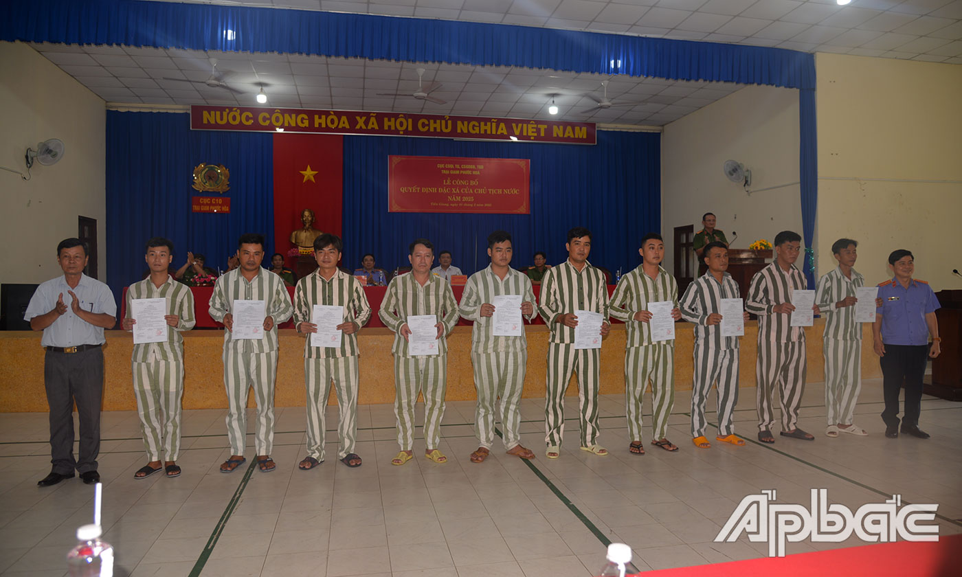 ថ្នាក់​ដឹកនាំ​អយ្យការ​ខេត្ត និង​មូលដ្ឋាន​បង្ហាញ​សេចក្តី​សម្រេច​លើក​លែង​ទោស​ដល់​ទណ្ឌិត។