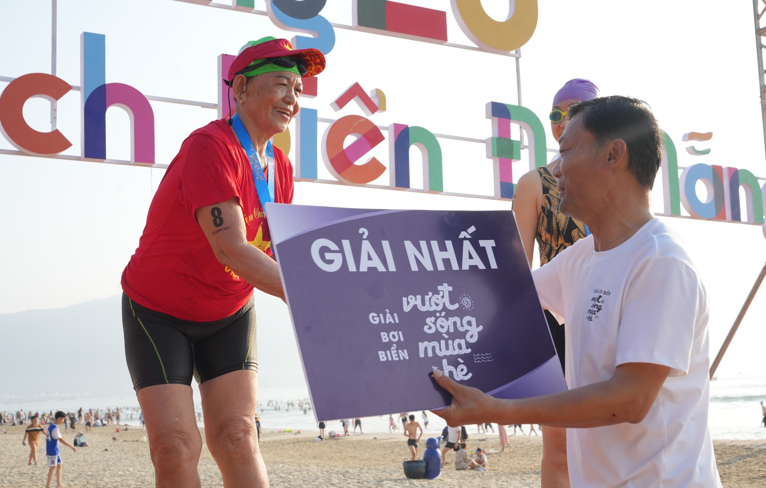 Kính nể kình ngư nữ hơn 70 tuổi băng băng về nhất thi bơi vượt biển Đà Nẵng- Ảnh 8.