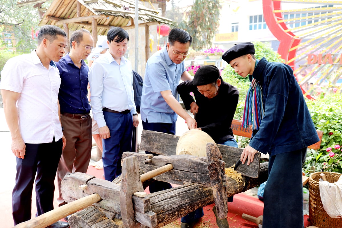 Trải nghiệm chế tác đồ dùng sinh hoạt của người Mông.