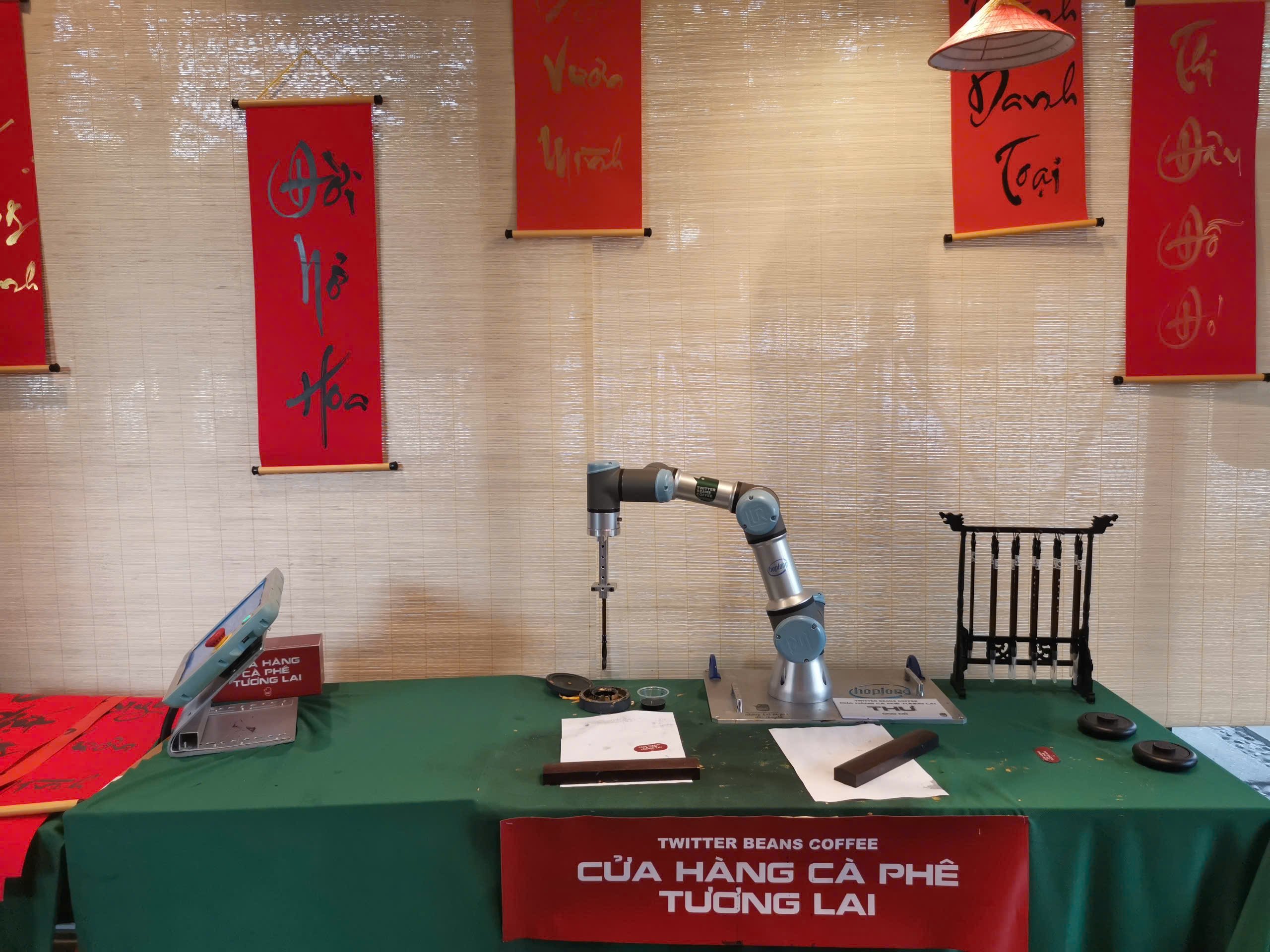 Thích thú với 4 robot tên Bảo, Tú, Chi, Thư phục vụ ở quán cà phê - Ảnh 4.