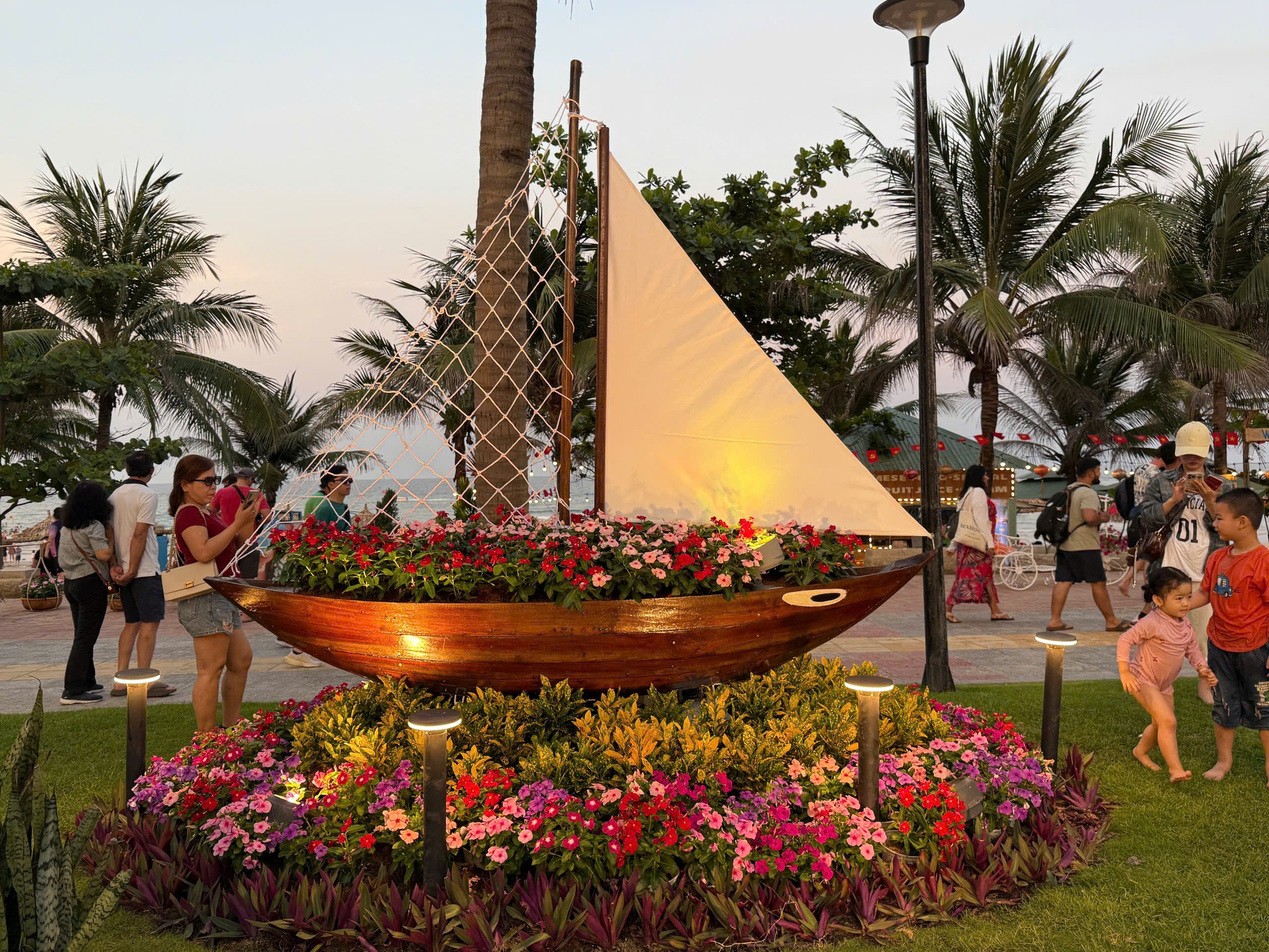 Đường ven biển hóa đường hoa, người người nô nức check-in- Ảnh 10.