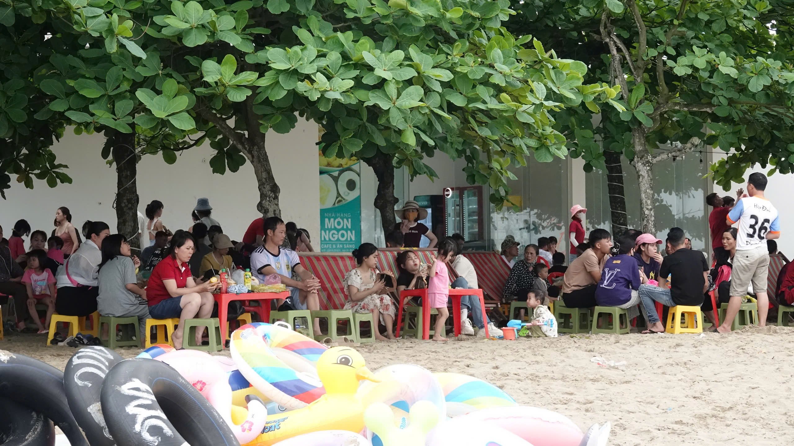 Sầm Sơn 'thất thủ' trong kỳ nghỉ lễ 30.4 - 1.5- Ảnh 2.