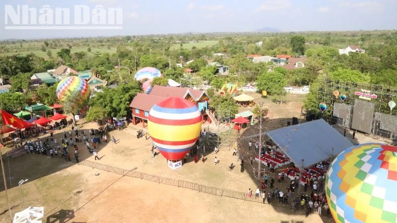 Menschen und Touristen sind begierig darauf, Heißluftballons in Dak Lak zu erleben. Foto 7