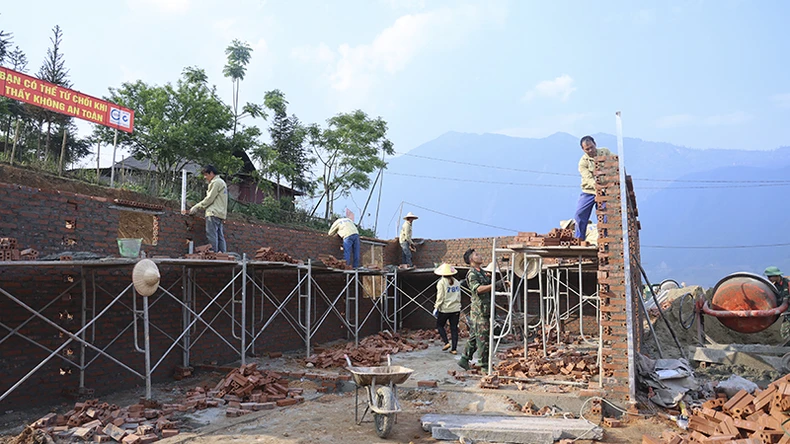 [Photo] Soldiers and workers help people build houses photo 9