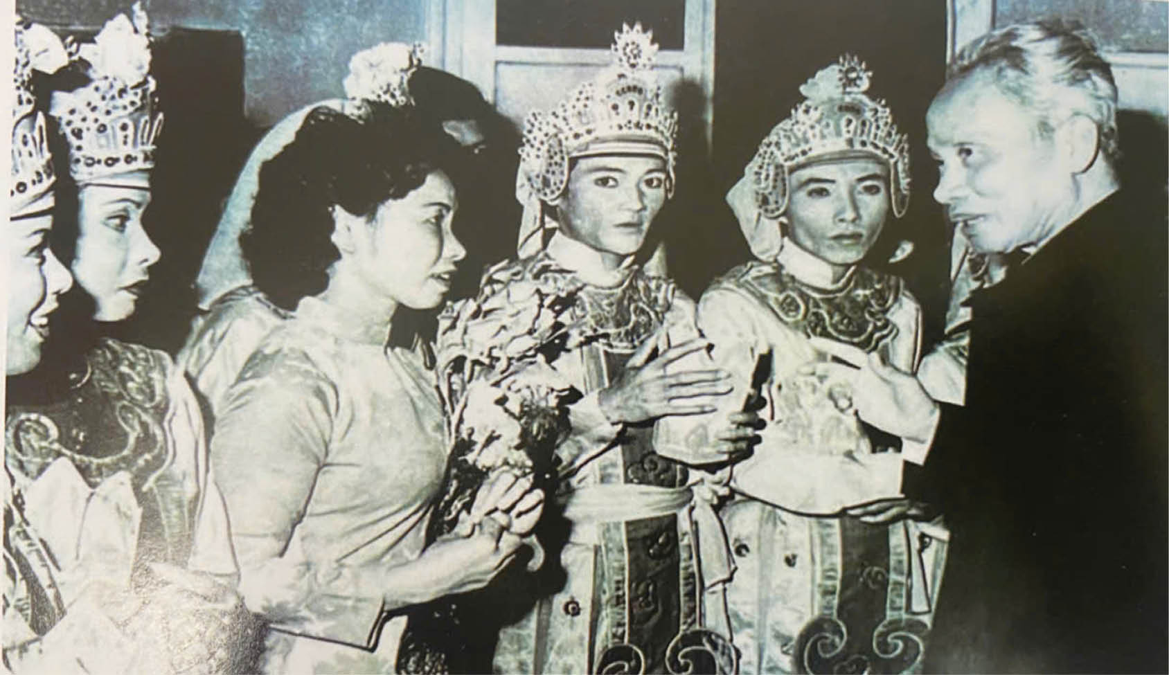 Văn nghệ Huế những ngày “bay giữa màu xanh giải phóng”