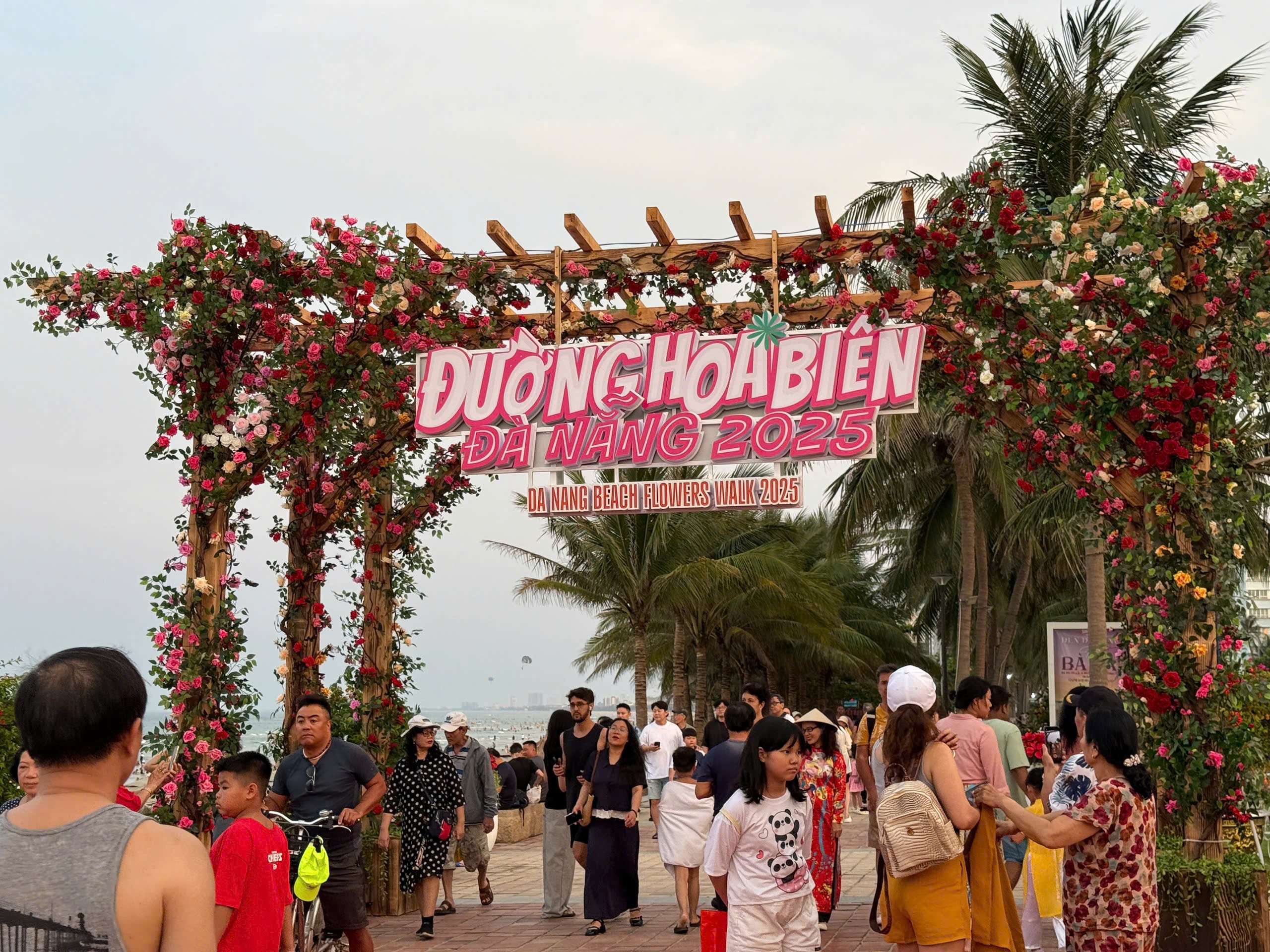 Đường ven biển hóa đường hoa, người người nô nức check-in- Ảnh 6.