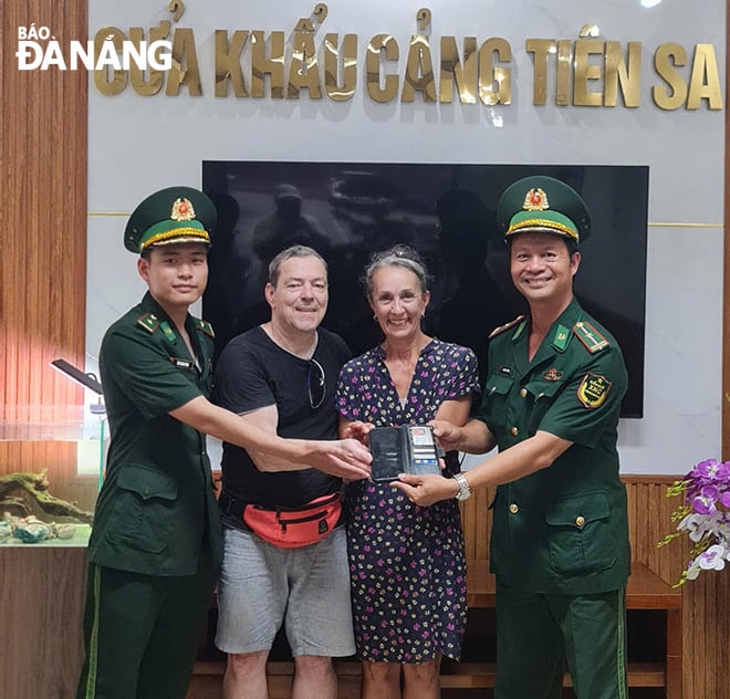 Trạm biên phòng Cửa khẩu cảng Tiên Sa hỗ trợ du khách tìm lại tài sản