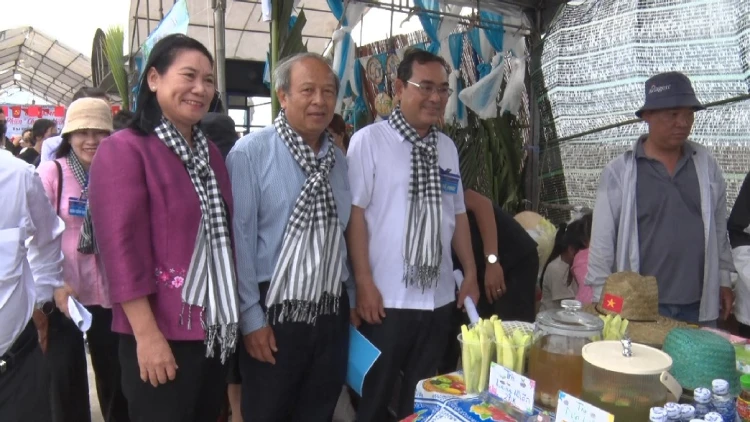Phó chủ tịch UBND tỉnh Nguyễn Thị Bé Mười dự phiên “Chợ quê miền biển”